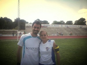 Meme y la delantera del coin. casi le marca de falta.